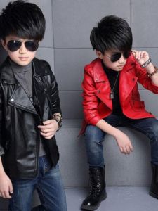 เสื้อแจ็คเก็ตหนัง PU สั้นสีแดง สำหรับเด็กชาย ฤดูใบไม้ร่วง 2025 แฟชั่นใหม่ เสื้อคลุมกันหนาวแบบลำลอง ปกเสื้อโค้ท