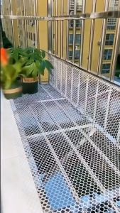 【READY STOCK】0.5m/1m Width Safety net balcony  Plastic Safety Net Plastik Jaring Pagar Halang Kucing Baby Masuk white black color塑料安全网