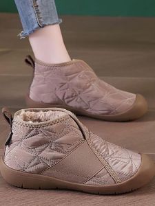 รองเท้าบูทหิมะผู้หญิง 2024 ฤดูหนาวใหม่ รองเท้าหุ้มข้อหนังนิ่มกันลื่นกันลื่น กันลื่น ส้นแบน รองเท้าบูทหิมะแบบสวมสบาย น้ำหนักเบา นุ่มสบาย