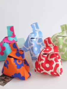 กระเป๋าถือถักแฟชั่นสำหรับงานวันเกิดและงานปาร์ตี้ กระเป๋าถือแบบยูนิเซ็กซ์ขนาดกลางสำหรับฤดูใบไม้ร่วงปี 2023 กระเป๋าถือแบบอเนกประสงค์สำหรับทุกเพศ