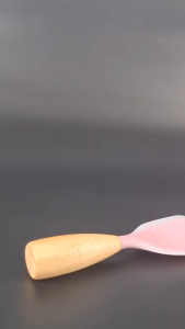 ทัพพีซิลิโคน ด้ามจับไม้ ทัพพีตักข้าว ข้าวไม่ติด มีฉนวนกันความร้อน ขนาด 21.5 CM