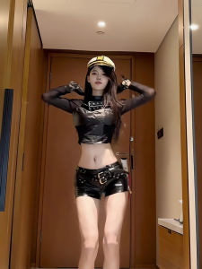 กางเกงขาสั้นทรงเข้ารูปผู้หญิงหนัง PU พร้อมเข็มขัดสองแถบสไตล์พังก์ กระดุม ทรงหลวม สีดำ กางเกงขาสั้นผู้หญิง