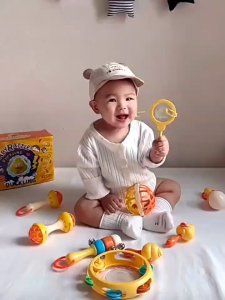 เซ็ตของเล่นเขย่าสีเหลืองน่ารัก สำหรับเด็กแรกเกิด เป็นของขวัญที่ดีเยี่ยม ช่วยเสริมพัฒนาการด้านต่างๆ และสร้างความสนุกสนานให้กับลูกน้อย