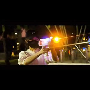 🔫2025NEW🔫ปืนฉีดน้ำไฟฟ้า ปืนฉีดน้ำอัตโนมัติ UZI ของเล่นเด็ก ปืนฉีดน้ำแรงดันสูง ความจุขนาดใหญ่ เล่นน้ำกลางแจ้ง มีขวดน้ำภายนอกให้ ดูดน้ำด้วยปุ่มเดียว เอฟเฟกต์แสงสุดเจ๋ง ยิงด้วยความเร็งสูง ระยะ 10 เมตร