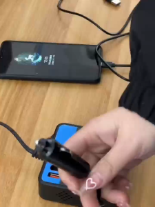 [รุ่นล่าสุด] อินเวอร์เตอร์รถยนต์ 200W ตัวแปลงไฟรถยนต์ 12V/24V ถึง 220V พร้อมซ็อกเก็ตสากล