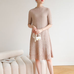 Miyake จีบเข็มไม้ขีดไฟจุดได้หมื่นครึ้งวัสดุบางพิเศษปักขนาดพิเศษ4665ชุดเดรสทรงหลวม