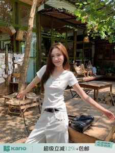 Design V-Neck Letter Metal Tag Slim Fit Short Sleeve T-Shirt