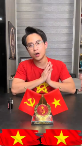 Cờ gắn xe ô tô Vạn Dặm Bình An cờ để bàn làm việc tặng kèm nước hoa và miếng dán cao su chống trượt