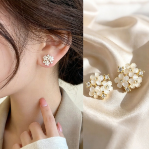 Simple Floral Stylish Earrings Gold No Earhole
