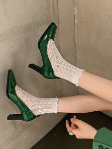 รองเท้าส้นสูงหัวเหลี่ยมหนังแท้สำหรับผู้หญิง สีเขียว ทรงส้นสูง 2024 รองเท้าส้นเดี่ยวแบบใหม่ ทรงเรียบง่าย สไตล์ฤดูใบไม้ร่วง เข้ากันได้หลากหลาย