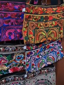 Direct Local Supplier / Wholesaler For Embroidery Crossbody Bags Bag 刺绣斜包包的本地直接供应商 / 批发商