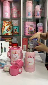 Bình giữ nhiệt cho Bé BEDDY BEAR phù hợp Trẻ em từ 2 tuổi trở -Dung tích 600 ml - Thích hợp làm quà tặng - 2 Nắp thay thế - Chính hãng 100% - Kèm túi đeo thêu sắc nét