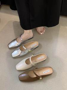 รองเท้าแตะส้นแบนสีเงินสำหรับผู้หญิงในช่วงฤดูร้อนปี 2024 รองเท้าแตะแบบสวมครึ่งนิ้วสไตล์ฝรั่งเศส ส้นเตี้ย พื้นยาง รองเท้าสวมสบายสำหรับใส่ไปเที่ยว