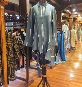 Oxana Tunik Viscos by Dian Pelangi LIMITED EDITION Baju Blouse Atasan Kemeja Blus Outfit Batik Casual Formal Kerja Kantor Pesta Pernikahan Kondangan Wanita Hijaber Cantik Anggun Modis Modern Elegan Mewah Model Korea Terbaru Motif Abstrak Kekinian