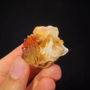 วานาดิไนต์ บนแบไรต์ (Vanadinite on Barite) #B3SP10