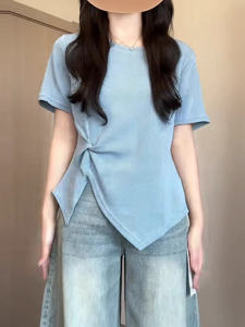 เสื้อยืดแขนสั้นหลวมๆ ทรงเข้ารูปสำหรับผู้หญิงในช่วงฤดูร้อน ทรงเข้ารูป เอวสูง แขนสั้น ทรงเข้ารูป สีพื้น