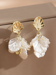 Elegant Fashion Metal Shell Earrings French High-End White Petal Pendant Mosquito Coil Tray Clip-On for Women No Piercing Required