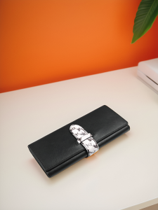 กระเป๋าสตางค์หนังวัวแท้สีดำ ลายครอสติช พร้อมสายรัดหนังงู กระเป๋าถือแบบยาว กระเป๋าสะพายไหล่ กระเป๋าสะพายข้างแบบลำลอง