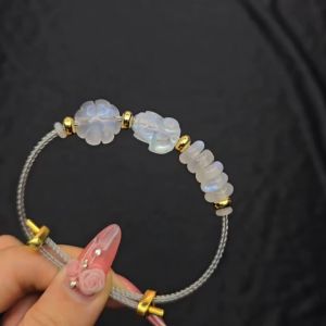 Q185 Vòng ngũ điếu cỏ 4 lá tỳ hưu Moonstone cho Kim và Thủy - Phong Thủy TUDO