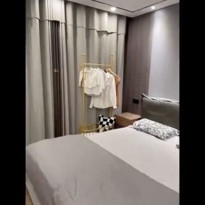 ไม้แขวนเสื้อง่าย ชั้นวางของชั้นยืน ราวตากผ้าพร้อมล้อเลื่อน ชั้นวางเสื้อผ้าแขวนสำหรับห้องนอน