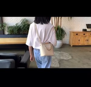 กระเป๋าผู้หญิง กระเป๋าสะพายข้างหน้า โช่สวยๆ รูปแบบของกระเป๋าที่สวยที่สุด สำหรับผู้หญิง