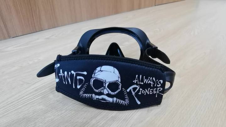 Scuba Mask Strap Cover Neoprene Diving Mask Strap Wrapper for Snorkel Mask with Hook and Loop Fastener Diving Flag Pattern and CCR Pattern Reversible Two Sides