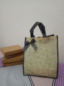 Tas hajatan EMBOSS Isi 12 pcs dengan ukuran 22 cm x 22 cm tinggi 28 cm /tas kado