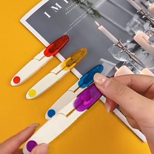 กรรไกรตัดขี้ด้าย กรรไกร ด้ามจับพลาสติก สําหรับเย็บปักถักร้อย แฮนด์เมด มีปลอกสวม