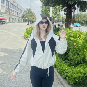Áo khoác gió 2 lớp có mũ phối màu. Dáng áo ngắn croptop với chất liệu vải gió tráng bạc kháng nước nhẹ Women