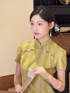daidai (Ready Stock) Women Cheongsam Green Noble Dress Chinese Style Long Elegant 绿青色水滴型抽褶收腰复古条纹旗袍高贵裙子步生莲-夏季新中式