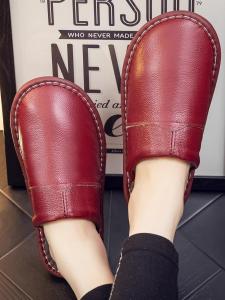 รองเท้าแตะผู้ชายหนังวัวฤดูหนาว รองเท้าแตะในร่มแบบสวม กันลื่น พื้นหนา สำหรับคู่รัก รองเท้าแตะผู้หญิง พื้นรองเท้า EVA พื้นรองเท้า PVC