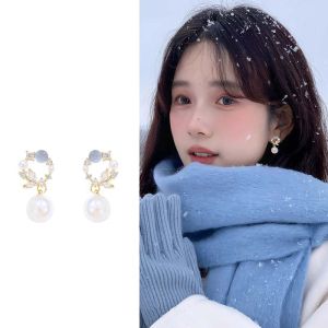 Elegant Pearl Imitation Womens Fashionable Stud Earrings French Style Unique Small Niche Luxury Feelings New 2025 Ear Jewelry