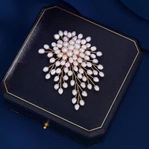 New 2025 Pearl Cluster Bead Brooch Pin Womens Luxury High End Suit Coat Jacket Pin Gift Elegant Floral Design Alloy Silver Gold