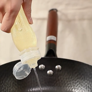 HOMEKING | 300/500/1000ml Kitchen Squeeze Oil Bottle Dispenser Oil Spray Bottle Condiment Vinegar Soy Sauce Cooking Wine Bottle Food-grade PP5 Kitchen Extruded Seasoning Bottle Multifunctional Squeeze Oil Bottle