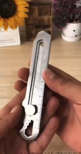 Multifunctional Stainless Steel Heavy Duty Utility Knife: A Versatile 18mm Tool