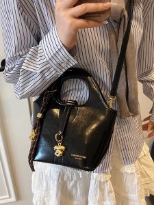 กระเป๋าถือทรงถังแบบย้อนยุคสไตล์ฝรั่งเศสสำหรับผู้หญิง กระเป๋าสะพายข้างแบบใหม่ปี 2025 กระเป๋าถือแบบมีซิป กระเป๋าถือ PU กระเป๋าถือทรงถัง