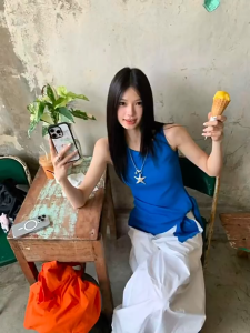 เสื้อกล้ามสไตล์ร้อนร้อนออกแบบความรู้สึกผูกเสื้อแขนกุดผู้หญิงฤดูร้อนใหม่ แบบมาตรฐาน ยืดหยุ่น สีพื้น โชว์ไหล่ แบบผู้หญิง สวมใส่สบาย Women Lady Clothing Girl ขนาด S M L XL ผ้าเนื้อนิ่มยืดได้มาก