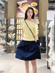 YUEZHONGWEI | เสื้อยืดแขนสั้นไหล่เดียวสีเหลืองสำหรับผู้หญิงในช่วงฤดูร้อน ดีไซน์เข้ารูป เสื้อเปิดไหล่ ทรงสลิมฟิต ทรงปกติ