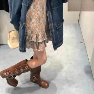Giày Bốt Nữ Knight 2025 Mới Ra Mắt Mùa Xuân Thu Màu Nâu Cao Đến Đầu Gối Thon Gọn Cổ Điển Phong Cách Tây Ban Nha