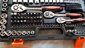 จัดส่งในกรุงเทพฯ 82 ชิ้น ด้ามตรงยาง ชุดประแจบล็อค ชุดบล็อก ชุดบล็อกเครื่องมือช่าง ประแจวงล้อ พร้อมกล่องพลาส ขนาด1/4