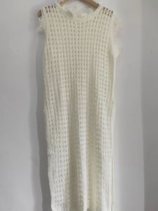 ชุดเดรสยาวแขนกุดคอตั้งสไตล์วินเทจแบบมีรูรีดผ้าถักสำหรับผู้หญิง ชุดคลุมกันหนาวแบบสวมหัว ทรงเอ แขนกุด ชุดเดรสยาวคลุมเข่า