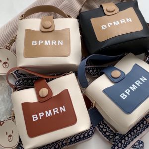 NALLCHEER กระเป๋าสะพาย กระเป๋าสะพายผญ กระเป๋าสะพายผู้หญิง กระเป๋าแฟชั่น อินเทรนด์แฟชั่นตะกร้าผักถุงเล็กกระเป๋าสะพายสไตล์ตะวันตกบรอดแบนด์กระเป๋า ด้ายเย็บปักถักร้อยแบบพกพาถุงถัง