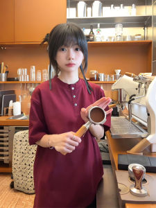 เสื้อยืดคอกลมแขนสั้นทรงหลวมสไตล์อเมริกันสำหรับผู้ชายในช่วงฤดูร้อน สีแดงเข้ม เสื้อโปโลคอกลมแขนสั้นทรงหลวมสำหรับคู่รัก ทรงหลวม ระบายอากาศได้ดี