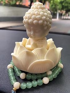 Tượng Phật ngồi hoa sen trang trí ô tô