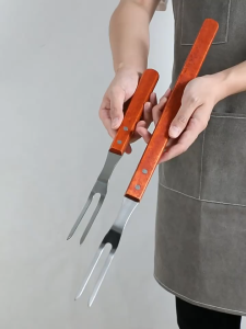 Nĩa xiên thịt nướng bằng thép không gỉ cán gỗ cao cấp