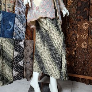 Rok Wiru dan Selendang Batik Lereng Parang Hijau Sage Hitam Bawahan Kebaya Wisuda Among Tamu Bridesmaid Pengantin