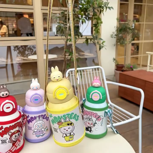 กระติกน้ำเด็กสแตนเลส 316 ลายน่ารัก พร้อมกระเป๋าสะพาย หลอดดูดและยกดื่ม ความจุ550ml