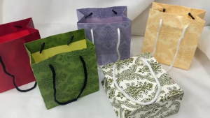 ถุงของขวัญ ลายไทย ปั๊มลาย ขนาดเล็ก 12 ซม. กระดาษหนา ใส่เครื่องประดับ ของชำร่วย ให้ผู้ใหญ่ สีสวย พร้อมส่ง