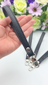 สายกระเป๋าหนังคล้องมือ สายคล้องมือ กระเป๋าสตางค์ กระเป๋าเครื่องสำอางค์ หนังสีดำ อะไหล่ เงิน ทอง รมดำ