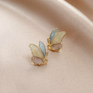 ต่างหูแฟชั่นเรียบง่ายแบบเกาหลีแบบเข็มสีเงินแบบ S925รูปผีเสื้อสีหวานน่ารักสำหรับผู้หญิงขายส่ง